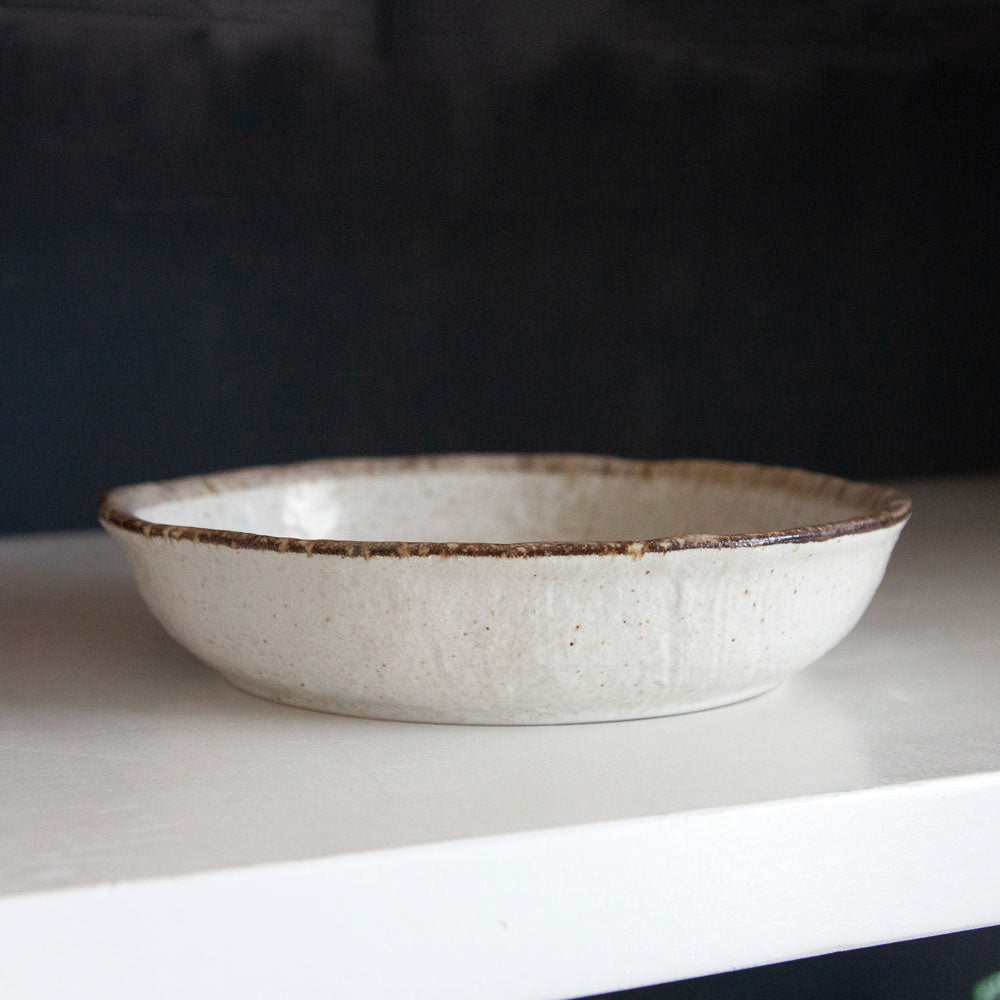 Shirokaratsu ceramic bowl with brown rim.