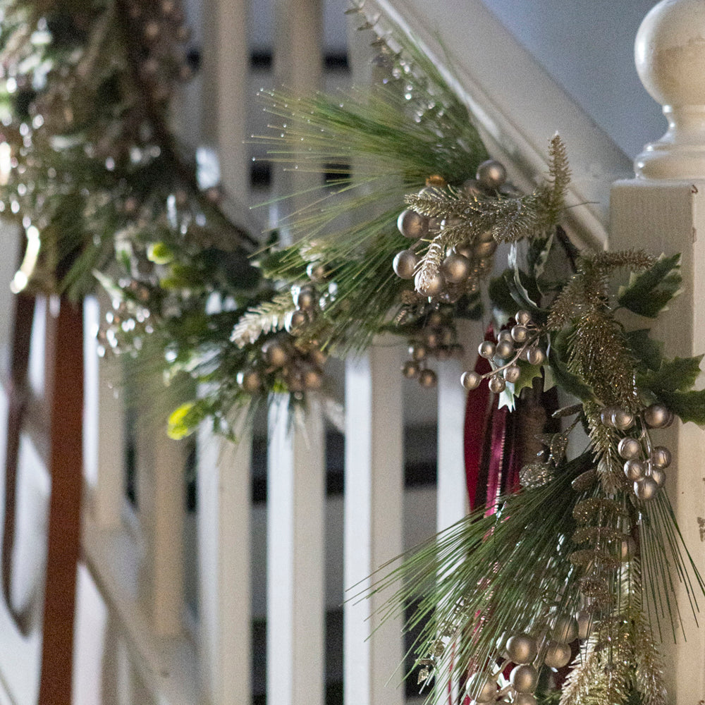 Mistletoe & Holly Garland Decorative Set