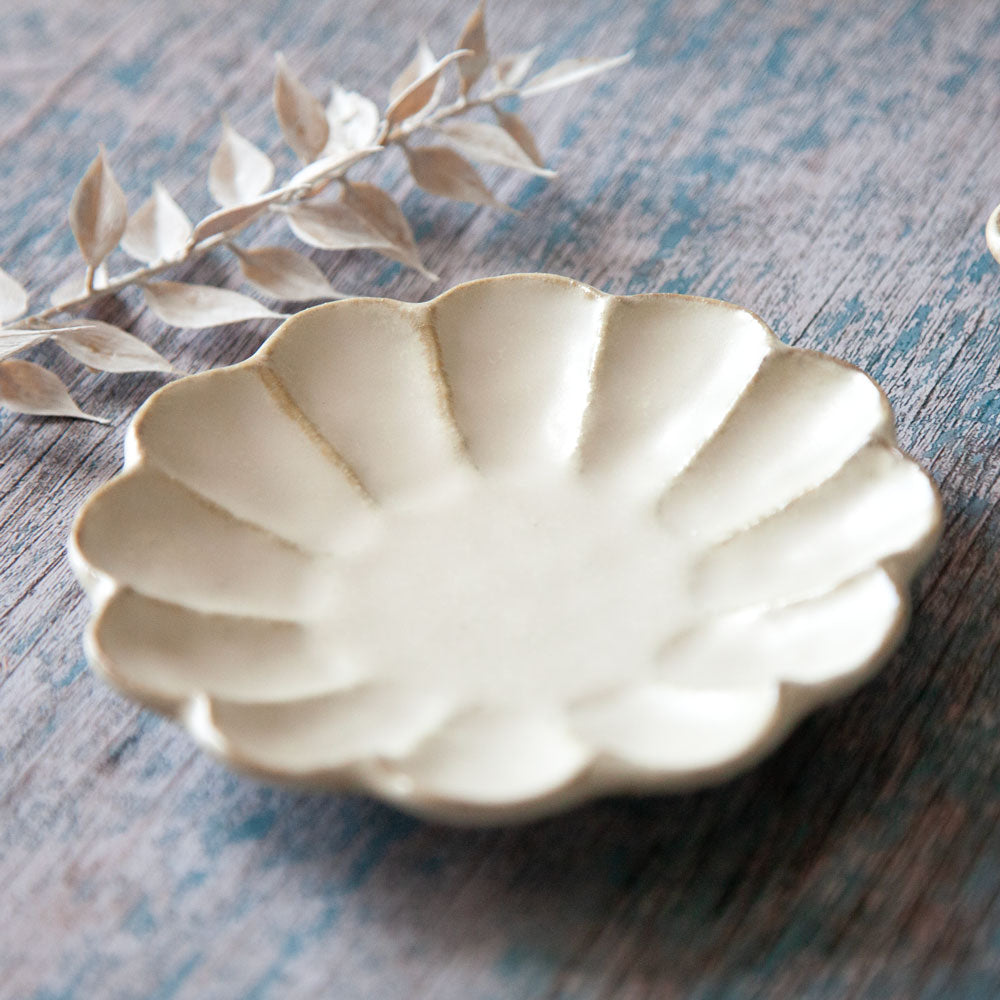 Rinka small dish with scalloped edge details. Flower like shape. Off white glaze with textural edges coming through in areas. Made in Japan.