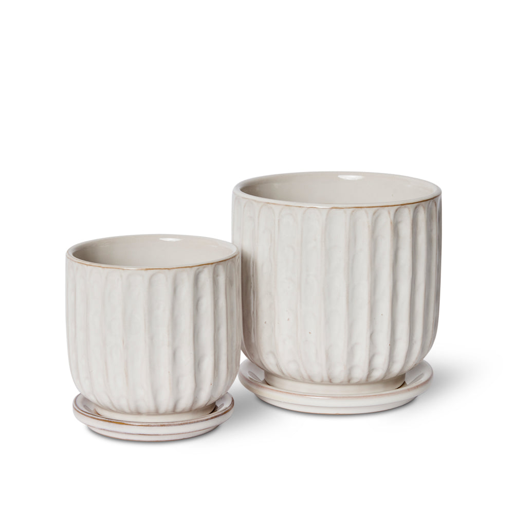 White plant pot and saucer in two sizes.