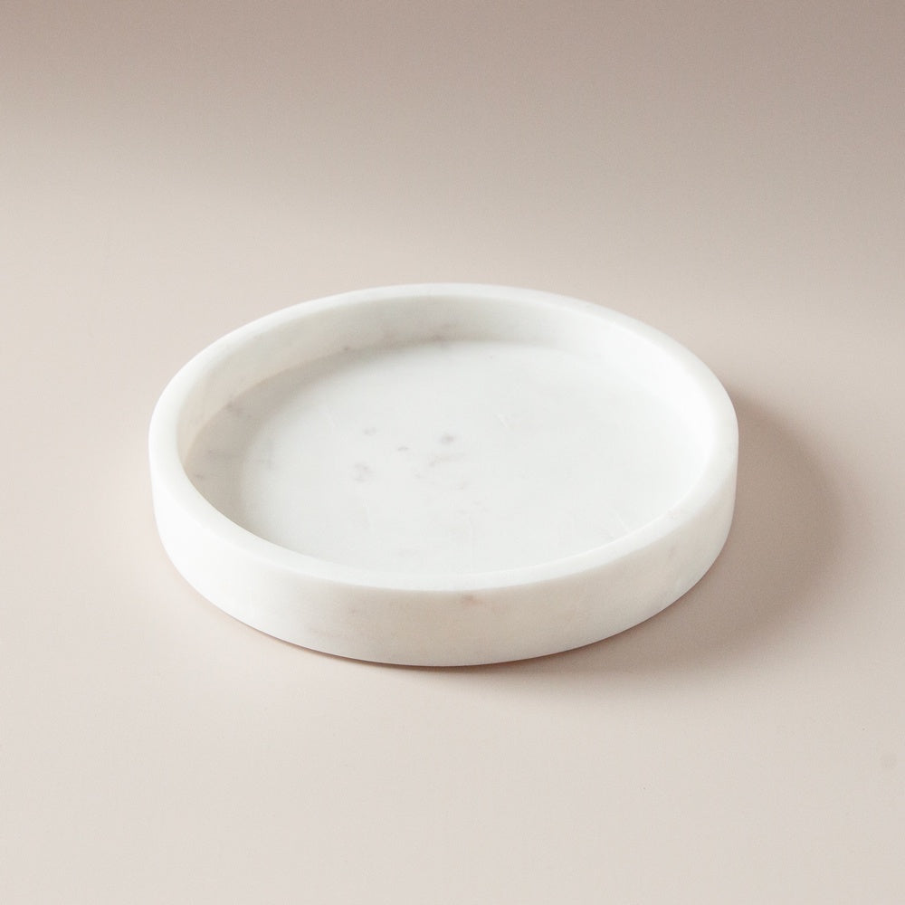 White round marble tray.